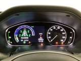 ハイブリット車専用のメーターです。右側の大型スピードメーターに加え、ステアリングスイッチを使って左のマルチインフォメーション・ディスプレイで燃費や動力伝達などの情報が見れるようになっています。