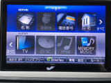 多彩な機能を備えたナビ・オーディオシステムです。目的地設定やラジオ、CD再生など、快適なドライブをサポート。使いやすさも考慮された設計です。
