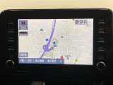 【8インチディスプレイオーディオ】各種オーディオ機能とスマホ連携機能を搭載。ナビキットを装着しているので、車載ナビとしても使用可能です。機能の詳細につきましては、展示店舗までお尋ねください。