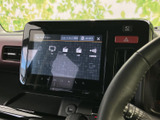 お気に入りの音楽をハイクオリティに。様々な音源に対応し、車内でのエンターテイメントを充実させます。クリアな画面表示も魅力です。