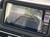 後方の映像を画面で確認できるため、安全な駐車をサポートします。狭い場所でも安心して操作できます。