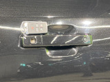キーのボタンを押したり、キーをドアロックに挿入したりすることなく、車両に乗ることができます。これによりキーを見つけるためにポケットやバッグを探したり、アンロックボタンを押したりする必要が無くなります。