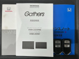 スマートキーは鍵をバッグに入れたままでもドアロックの開閉やエンジンのON・OFFができます。夜間や雨の日も鍵を探さなくて良いので便利です。