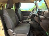 運転席まわりには十分なスペースがあり、大柄な方でもゆったり運転していただける環境です。