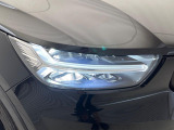 【LEDヘッドライト】悪天候や夜間走行時も良好な視界を確保し、安心して運転できる高輝度LEDヘッドライト!北欧神話に登場する「トールハンマー」をモチーフにした、一目でボルボとわかるデザインです。