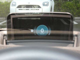 ヘッドアップディスプレイには、現在の速度や制限速度などが表示されるため、目線を前方から外すことなく運転に集中することができます!
