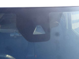 【エマージェンシーブレーキ】走行中に前方の車両等を認識し、衝突の危険があるときは警報とブレーキで衝突回避と被害軽減をアシスト。より安全にドライブをお楽しみいただけます。