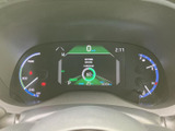 視認性の高いメータークラスター。運転に必要な情報を直感的に確認でき、洗練されたデザインが上質な運転空間を演出します。