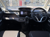 開放感のある室内空間が広がります。ドライバー視点からの視界も広く、運転に集中できます。快適なドライブをサポートする空間です。