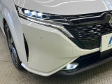 【LEDヘッドライト】悪天候や夜間走行時も良好な視界を確保し安心して運転できる高輝度LEDヘッドライトを装備!点灯速度が早く、消費電力も抑えられています。