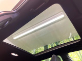 【大型サンルーフ】車内の解放感が一気に上がる大型のパノラマルーフ!季節を問わず開放的で快適なドライブをお楽しみいただけます。流通量も少なく希少価値の高い人気の装備です♪