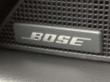BOSEサウンドシステムを搭載。「良い音を出す」ではなく、その車種のごとに特徴を計算(車種専用設計)し、「反響音」を作り出すことによってどの座席でも自分中心で音が聴こえ、「心地よい空間」を作り出します。