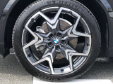 BMW純正20インチホイール。洗練されたデザインで、足元の個性を引き立てます。