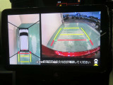 パノラミックビューモニター搭載。カメラで車両周囲の状況を映し出すため、狭い場所での駐車などに役立ちます。