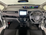 【前方視界】開放的な前方視界!運転がしやすく疲れにくいです♪窓が大きく、見通しがとっても良いおクルマですよ♪