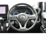 各種のコントロールスイッチが内蔵され、運転に集中できるステアリング。革巻き素材と造形が手にしっくり馴染みます。