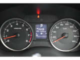 メーター中央にはカラー液晶画面が備えられ、車のインフォメーションを簡単に把握できます。
