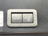 【パワーバックドア】スマートキーや運転席のボタンを押すだけでリアゲートが自動で開閉します!荷物を持っている時や、高い位置にあるバックドアを閉める際に便利な機能です♪