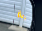【ブラインドスポットモニター】走行中、ドアミラーの死角になりやすい箇所に後続車が接近するとサイドミラーのレンズに警告を表示!ドライバーに注意喚起をしてくれます。