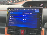 CD、USB、Bluetoothなど多彩なソースに対応し、お好みの音楽を楽しめます。長距離ドライブも飽きさせない充実のオーディオ機能が魅力です。