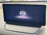 【8.8インチマツダコネクト】車内の雰囲気にマッチした大型のディスプレイ。スマホ接続でのナビ使用やBluetooth再生等、様々な機能が楽しめます。直感的なダイヤル操作が可能で、使い勝手も良好です。