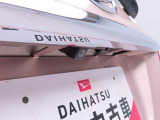 このお車はバックカメラが付いています。ナビをつければ連動できます。バックの操作が楽になります。