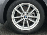 BMW純正17インチホイール。洗練されたデザインで、足元の個性を引き立てます。