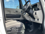 運転席からの視界は良好で、運転操作もスムーズに行えます。シートの形状も工夫されており、長距離運転でも疲れにくい設計です。