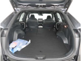【トランクルーム】荷室の広さも十分です!シートアレンジでシートを畳めば長い荷物だって積めますね。シートアレンジの操作方法など、お気軽にご相談下さい。