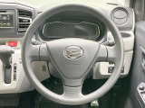 インテリアに合わせたデザインのステアリングは、運転される方のことも考え、運転しやすい形状、大きさです。是非一度、実際に触ってお確かめください。