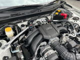 【STIタワーバー】お車の剛性を高めるタワーバーを装備。よりスムーズなコーナリング走行が可能となり、走りも楽しめます。