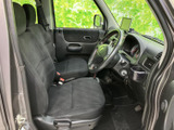 広々とした室内空間は、ドライバーも同乗者もゆったりとくつろげます。運転しやすい視界と、快適な座り心地が魅力です。
