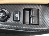 パワーウィンドのスイッチです。運転席に座りながら、助手席や後席の窓を開け閉めできるので大変便利ですよ。