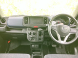 運転席からの視界は広く、運転操作もスムーズに行えます。シンプルで使いやすい操作パネルが、快適なドライブをサポートします。