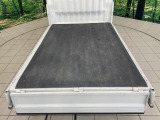 積み下ろしのしやすいデッキにはたっぷりと荷物を積み込んでいただけます。遊びから仕事まで、様々なシーンで頼れます♪