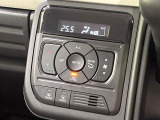 【オートエアコン】一度お好みの温度に設定すれば、車内の温度を検知し風量や温度を自動で調整。暑い&hellip;寒い&hellip;と何度もスイッチ操作をする必要はありません。快適な車内空間には必須の機能ですね♪