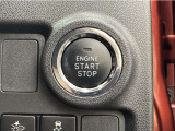 エンジンスタートボタンです。キーが車内にあれば、エンジンの始動・停止はブレーキを踏んでスイッチを押すだけ!キーを取り出す手間を省き、ワンプッシュでエンジンを操作するので簡単でスムーズです。