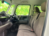 ハンドル周りの操作系は、直感的で使いやすい配置。運転に集中できる、シンプルなデザインが魅力です。