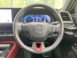 インテリアに合わせたデザインのステアリングは、運転される方のことも考え、運転しやすい形状、大きさです。是非一度、実際に触ってお確かめください。