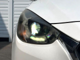 【LEDヘッドライト】悪天候や夜間走行時も良好な視界を確保し安心して運転できる高輝度LEDヘッドライトを装備!点灯速度が早く、消費電力も抑えられています。