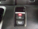 電子制御パーキングブレーキは信号待ちでも便利。いつもより運転がラクになるはずです。