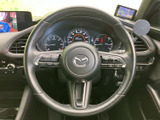 握りやすいステアリングで、快適なドライビングを実現。操作性にも優れ、運転の楽しさを引き立てます。