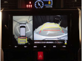 バックモニター付き。駐車の際のサポートとなり、必須アイテムのひとつですよね。それでも、バックする際は必ずご自身の目で確認をしてください。パノラミックビューで上から見下ろした視点でも確認できます!