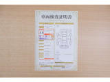 【車両検査証明書】店頭にて、クルマの状態が一目で分かる査証明書を公開中。トヨタ認定検査員が厳しく検査し、状態を点数と図解で表示しています。修復歴はもちろん、傷やヘコミの箇所や程度がご確認いただけます。