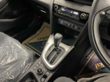 操作しやすいATシフトです♪シフトチェンジを気にしなくていいので運転だけに集中できますね!自然と手に届くところにある、手になじむ形状のシフトノブがいいですね♪