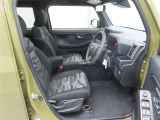 運転席に上下アジャスターがついていて、座ったままで自分にちょうどいいポジションに調整することができます。