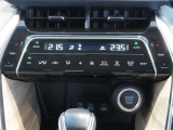 左右独立温度コントロールフルオートエアコンです。運転席、助手席それぞれで独立して温度設定ができます。冷え性の方が乗っても安心ですね♪