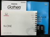 スマートキーは鍵をバッグに入れたままでもドアロックの開閉やエンジンのON・OFFができます。夜間や雨の日も鍵を探さなくて良いので便利です。