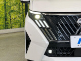【LEDヘッドライト】悪天候や夜間走行時も良好な視界を確保し安心して運転できる高輝度LEDヘッドライトを装備!点灯速度が早く、消費電力も抑えられています。