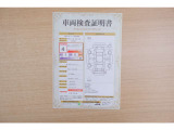 【車両検査証明書】店頭にて、クルマの状態が一目で分かる査証明書を公開中。トヨタ認定検査員が厳しく検査し、状態を点数と図解で表示しています。修復歴はもちろん、傷やヘコミの箇所や程度がご確認いただけます。